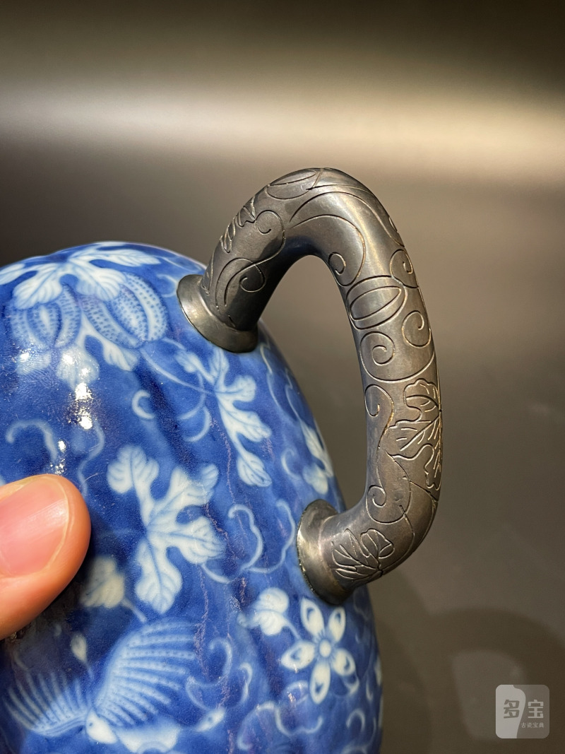 清道光 青花留白瓜瓞绵绵纹瓜棱形壶 - 图11